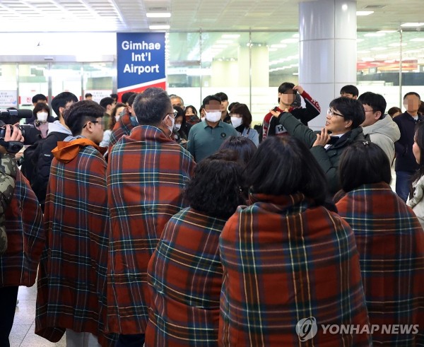 29일 부산 강서구 김해국제공항에서 화재가 발생한 에어부산 여객기에 탑승해 있던 승객들이 항공사로부터 담요를 받아들고 설명을 듣고 있다. 28일 오후 10시 26분께 김해공항 계류장에서 승객 170명과 승무원 6명을 태우고 이륙을 준비하던 홍콩행 에어부산 항공기 BX391편 내부에서 불이 났다. 화재는 1시간 16분 만에 완전히 진압됐고 승객 170명(탑승 정비사 1명 포함), 승무원 6명 등 모두 176명은 비상 슬라이드로 모두 탈출했다.