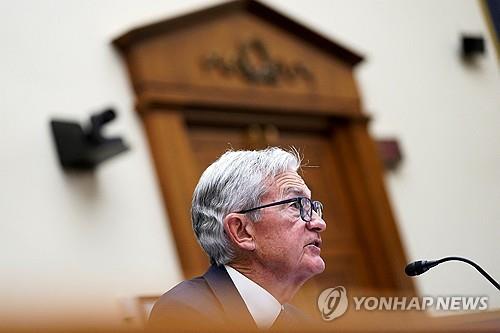 미 연방 상원 청문회에서 발언하는 파월 의장