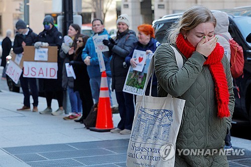 해고된 USAID 직원이 미국 워싱턴DC 사무실을 떠나는 모습