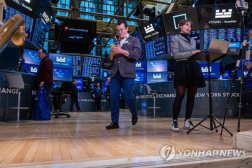 뉴욕증권거래소(NYSE)에서 일하는 트레이더들