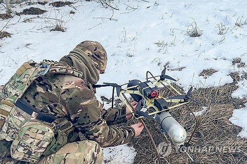 2025년 2월 25일 러시아 공수군 제106 근위공수사단(툴라 사단) 소속 병사가 전투용 드론을 띄우고 있다. 러시아 국방부 제공 영상 화면 캡처.