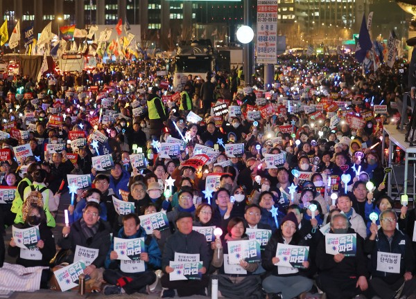 11일 서울 종로구 동십자각 인근에서 윤석열 즉각퇴진·사회대개혁 비상행동이 연 집회에서 참가자들이 윤석열 대통령에 대한 즉각 파면을 촉구하는 구호를 외치고 있다. 경찰은 비공식 7천명이라 추산했고 한겨레는 15만이라고 추산했다.