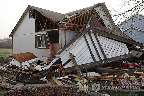 15일 미 미주리에서 토네이도로 파괴된 주택