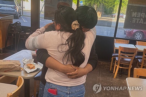 불법체류자로 오인돼 당국에 구금됐다 17일 풀려난 후안 카를로스 로페스-고메스가 어머니와 포옹하는 모습