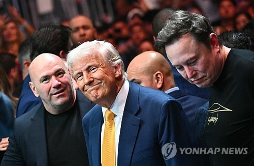 지난 12일 UFC 경기 관람하는 도널드 트럼프 미국 대통령과 일론 머스크