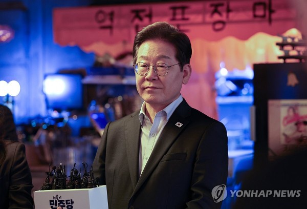더불어민주당 이재명 대선 후보가 1일 서울 종로구의 한 포차 식당에서 비(非)전형 노동자들과의 간담회를 마친 뒤 대법원의 공직선거법 위반 관련 파기환송 선고에 대한 입장을 밝히고 있다.