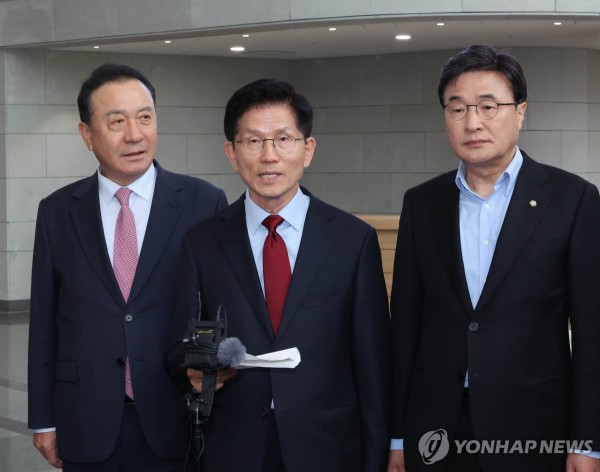 국민의힘 김문수 대선 후보가 6일 아시아태평양경제협력체(APEC) 회의장인 경북 경주시 경주화백컨벤션센터에서 취재진의 질문에 답하고 있다. 김 후보 양 옆으로는 초선·재선 대표인 엄태영·김대식 의원.