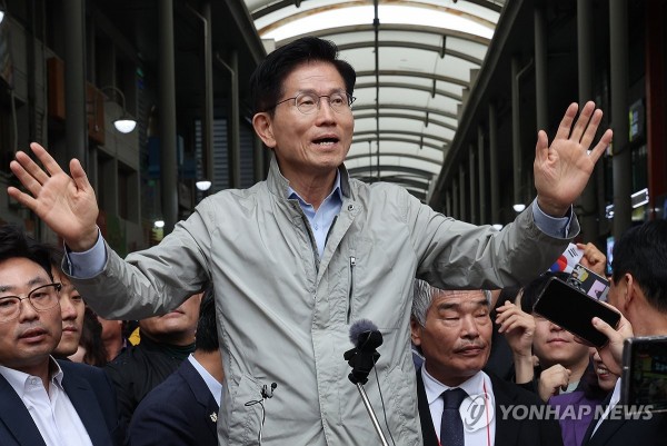 국민의힘 김문수 대선 후보가 6일 경북 포항시 죽도시장을 찾아 시민들에게 인사하고 있다.