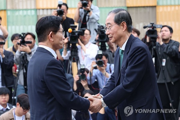 국민의힘 김문수 대선후보와 무소속 한덕수 대선 예비후보가 8일 서울 국회 사랑재에 위치한 커피숍에서 회동을 마친 후 인사하고 있다.