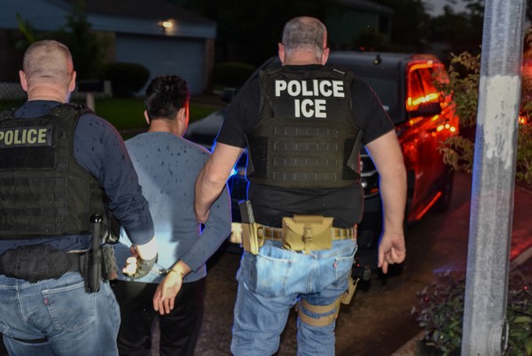이민자를 체포하고 있는 이민세관단속국(사진=ICE)