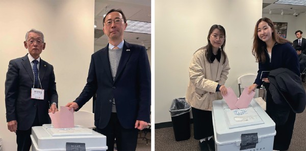 5월 20일 투표를 진행하고 있는 남궁연 보스톤재외선거관리위원장, 김재휘 총영사. 가장 먼저 투표한 유권자 중 터프츠 대학 바이오메디컬엔지니어링 연구원 장한나씨와 추상아씨