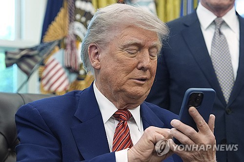 집무실 문답 중 전화가 울리자 벨 소리를 무음으로 바꾸는 트럼프