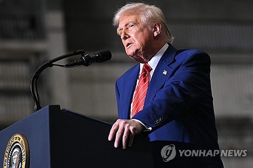 US스틸 공장에서 연설하는 트럼프