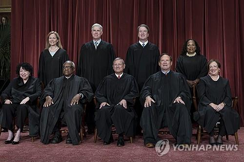 미국 사회의 모든 갈등을 해소하는 최후의 심판진인 연방 대법원 판사 9인