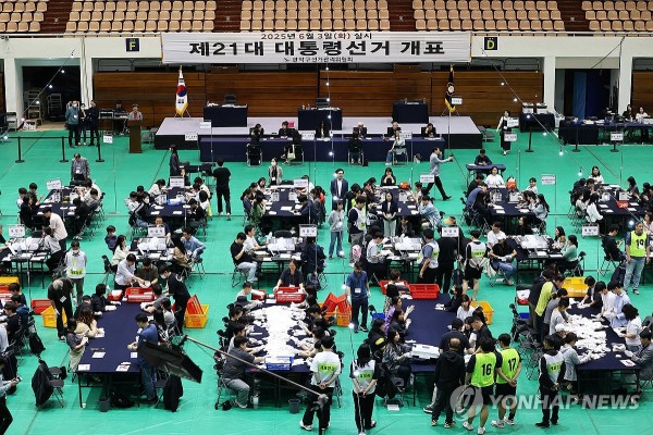 제21대 대통령 선거일인 3일 서울 관악구 서울대학교 체육관에 마련된 개표소에서 개표 작업이 이뤄지고 있다