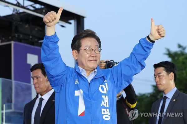 더불어민주당 이재명 대통령이 지난달 30일 충북 충주시 충주체육관 시계탑광장에서 유세를 마친 뒤 시민들에게 인사하고 있다.