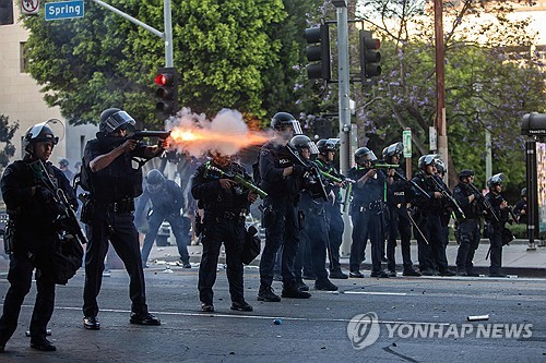 미국 로스앤젤레스의 불법이민자 단속 반대 시위