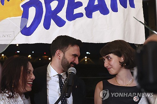 25일(현지시간) 뉴욕시장 민주당 예비선거 승리 파티에 선 조란 맘다니(왼쪽)와 아내 라마 두와지