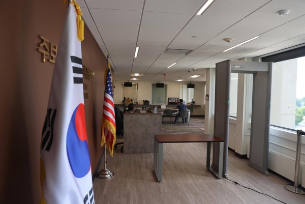 총영사관 민원실 입구