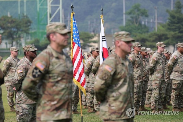 지난 6월 18일 오전 경기도 동두천시 캠프 케이시에서 열린 주한미군 순환배치 여단 임무교대식에서 태극기와 성조기가 나란히 놓여 있다. 미 4사단 1스트라이커여단(레이더 여단)은 한반도에서 임무를 수행했던 미 7사단 1스트라이커여단(고스트 여단)과 교대해 9개월 동안 스트라이커 장갑차를 운용한다.