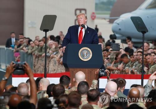 도널드 트럼프 미국 대통령이 2019년 6월 30일 경기도 평택시 주한미군 오산공군기지에서 열린 장병 격려 행사에서 연설하는 모습.