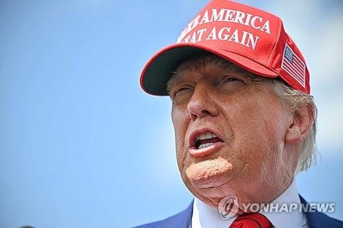 '마가' 모자를 쓴 트럼프 대통령