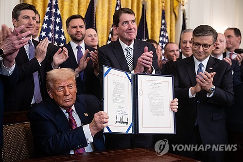 스테이블코인 법 서명하는 트럼프 미국 대통령