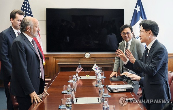 김정관 산업통상자원부 장관이 24일(현지시간) 미국 워싱턴 DC 상무부 회의실에서 하워드 러트닉 상무부 장관과 면담을 갖고, 한미 관세 협상 진전과 산업 분야 협력 강화방안을 논의하고 있다.
