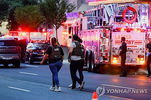 미국 뉴욕 맨해튼 중심가의 한 고층 빌딩에서 28일(현지시간) 한 남성이 총기를 난사한 사고가 발생했다. 미 연방수사국(FBI) 요원들이 사건이 발생한 빌딩 주변에 배치된 모습