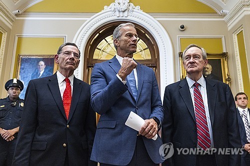 미 연방의회에서 트럼프 대통령의 감세 법안 통과를 발표하는 공화당 상원 지도부