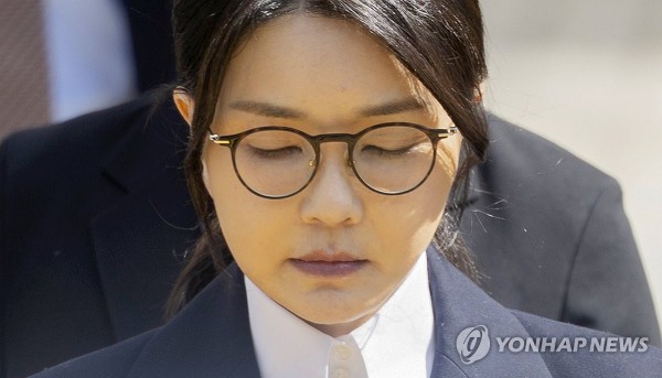 윤석열 전 대통령 부인 김건희 여사가 12일 구속 전 피의자 심문(영장실질심사)을 마친 뒤 서울 서초구 서울중앙지법 청사를 나서고 있다.