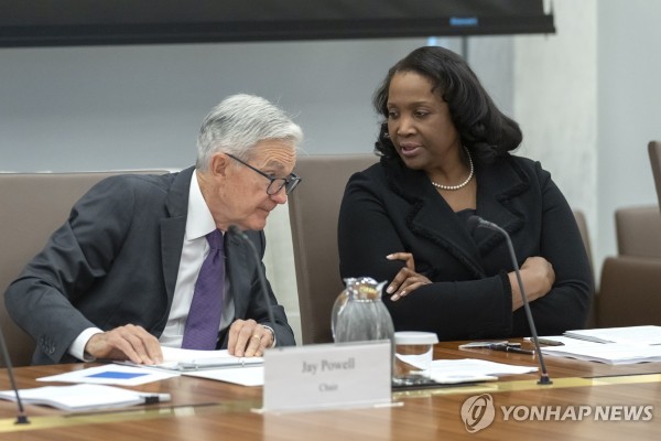 제롬 파월 연준 의장(왼쪽)과 리사 쿡 연준 이사
