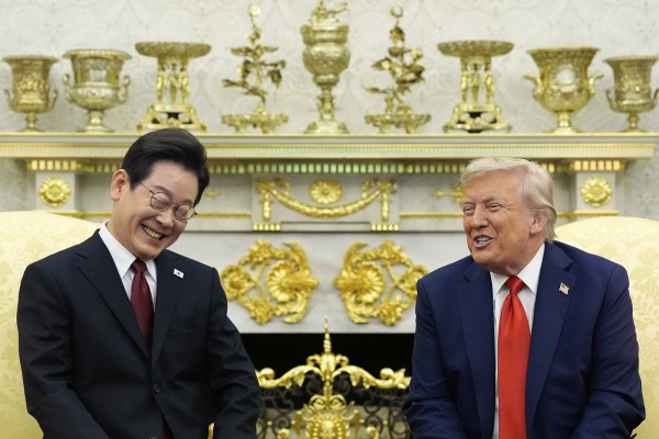 25일 미 백악관에서 열린 한미정상회담 도중 함께 웃는 이재명 대통령과 도널드 트럼프 미국 대통령