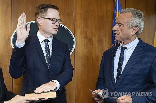 지난 6월 짐 오닐 미 보건부 부장관(왼쪽)과 케네디 장관