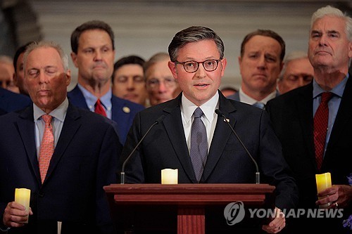 15일 커크 추모 기도회에서 발언하는 마이크 존슨 미 하원의장