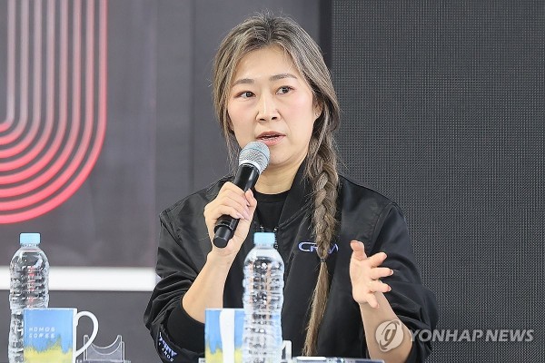매기 강 감독이 21일 부산 해운대구 우동 영화의전당에서 열린 제30회 부산국제영화제 '케이팝 데몬 헌터스' 오픈토크에서 관객들에게 인사하고 있다.