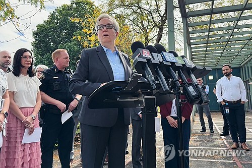티나 코텍 오리건 주지사가 27일(현지시간) 미국 오리건주 포틀랜드에서 도널드 트럼프 대통령의 포틀랜드 군 병력 배치 지시에 관한 입장을 밝히고 있다.