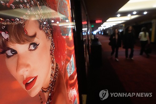 미 샌프란시스코 극장에 걸린 스위프트의 새 앨범 표지 이미지