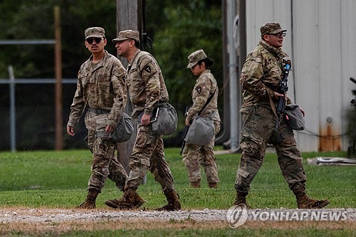 7일(현지시간) 일리노이주 시카고 인근의 엘우드 지역의 육군 예비군 훈련센터에서 텍사스 주방위군이 걸어다니고 있다.