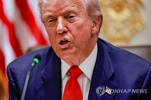 도널드 트럼프 미국 대통령이 14일(현지시간) 백악관에서 열린 아르헨티나 대통령과의 오찬 회담에서 발언하고 있다.