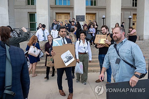미국 국방부 출입기자들이 15일(현지시간) 국방부의 보도 통제에 반발해 출입증을 반납하고 국방부 기자실에서 짐을 챙겨 나오고 있다