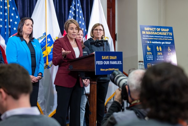 모라 힐리 매사추세츠 주지사가 저소득 식품보조프로그램의 종료에 대비한 주민지원 대책을 기자회견에서 발표하고 있다(사진 =주정부 제공)