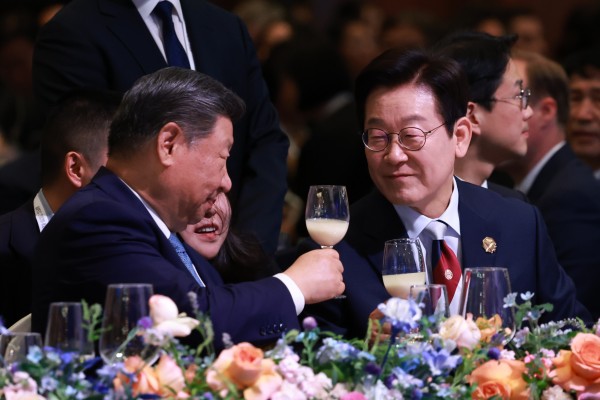 이재명 대통령이 31일 경북 경주시 라한셀렉트호텔에서 열린 2025 아시아태평양경제협력체(APEC) 정상회의 갈라만찬에서 시진핑 중국 국가주석과 건배하고 있다