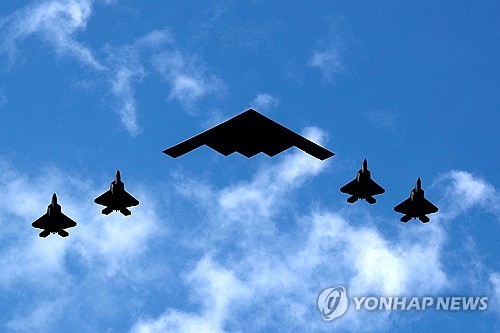 미군에서 운용 중인 B-2 스텔스 폭격기(가운데)와 F-35 전투기