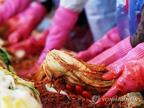 6일 서울 송파구 마천동주민센터에서 자원봉사자들이 '사랑의 김장나누기 행사'를 하고 있다. 이날 담근 김치 700상자는 관내 복지시설과 저소득 가정에 전달한다.