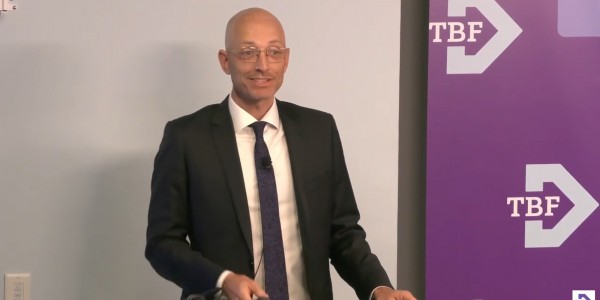 12일 기자회견에서 자료를 발표하고 있는 보스톤재단 산하 보스톤인디케이터스(Boston Indicators) 루크 슈스터 최고책임자