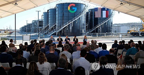 그레그 애벗 미국 텍사스 주지사와 순다 피차이 구글 최고경영자(CEO)가 14일(현지시간) 텍사스주 댈러스 인근의 미들로디언 데이터센터에서 구글의 400억 달러 데이터센터 신규 투자를 발표하고 있다.