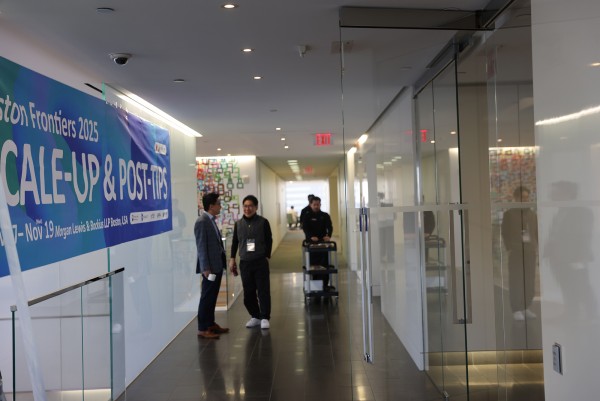 한국 혁신 기업들의 미국 진출 가능성을 타진키 위해 1대1 미팅을 진행하고 있는 보스톤프론티어스2025 행사장, 모건루이스앤 보키스 로펌