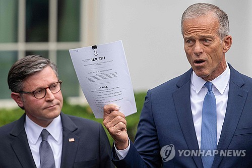 존 튠 공화당 상원 원내대표와 마이크 존슨 하원의장