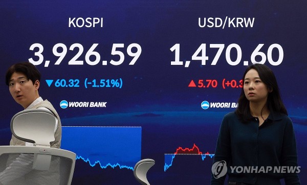 28일 서울 중구 우리은행 본점 딜링룸에서 딜러들이 업무를 보고 있다. 이날 코스피는 전 거래일보다 60.32p(1.51%) 내린 3,926.59로 마감했다. 원/달러 환율은 5.7원 오른 1,470.6원, 코스닥지수는 32.61p(3.71%) 오른 912.67로 장을 마쳤다.